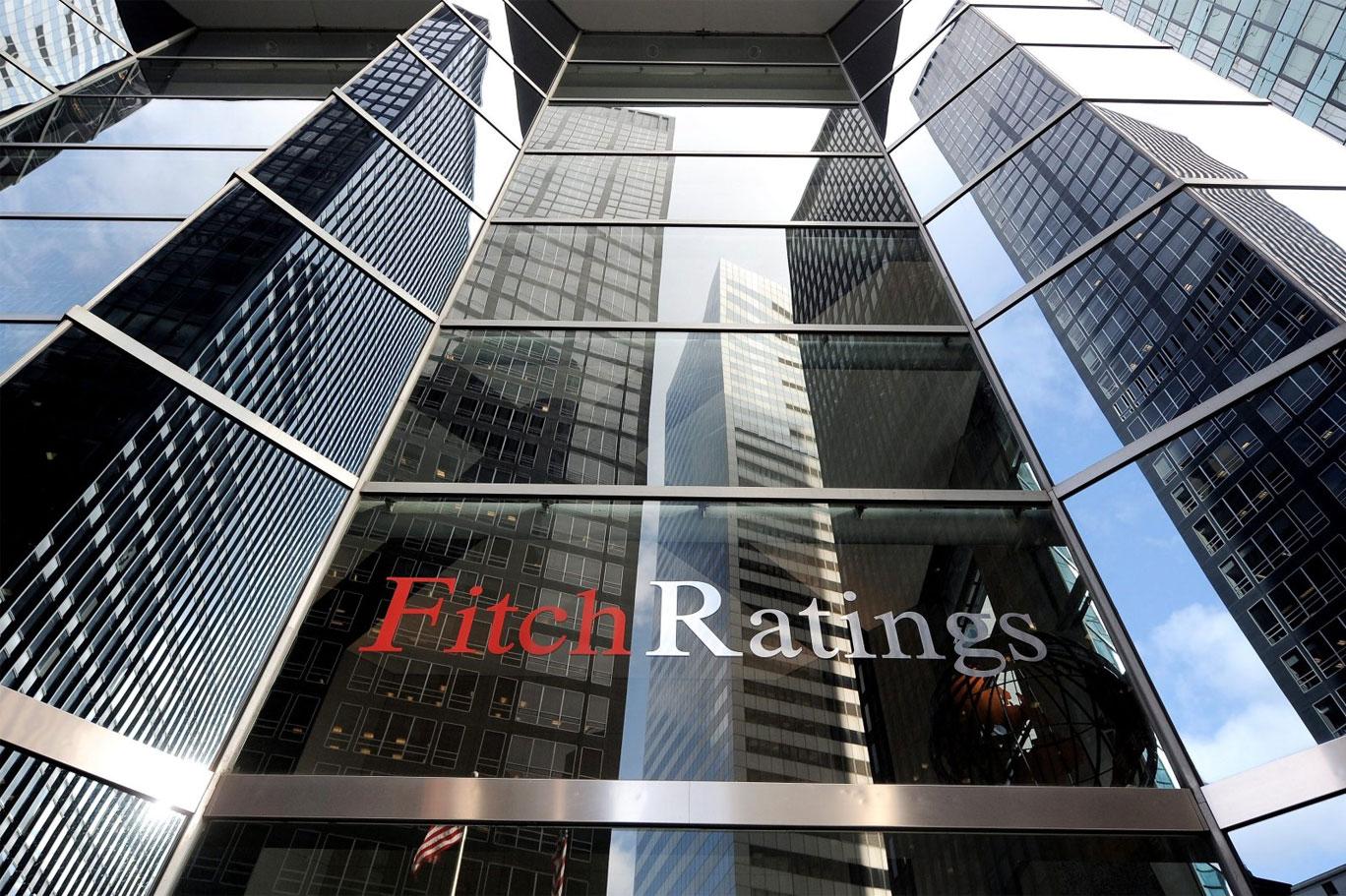 Fitch, Yüksek Enflasyon ve Petrol Şoku Nedeniyle Küresel Büyüme Beklentilerini Düşürdü
